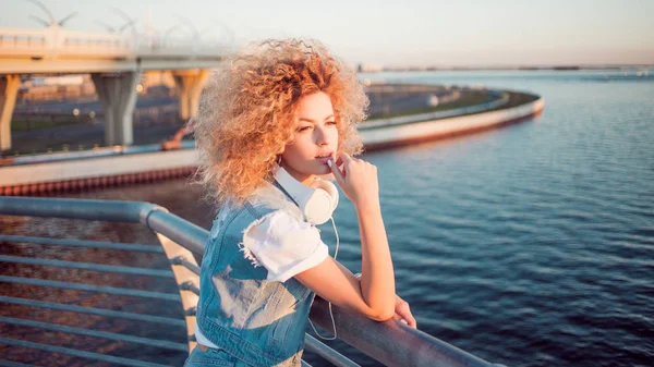 Schöne und fröhliche junge Frau mit üppigen Haaren, im Freien — Stockfoto