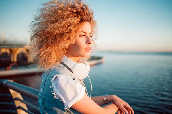 Gür saçlı, açık havada güzel ve neşeli genç kadın