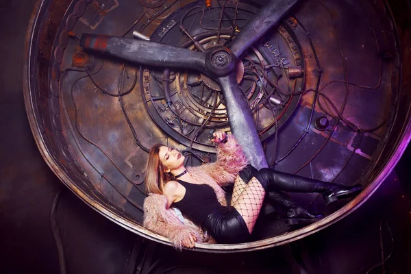 솜 털 핑크 코트에 춤을 유행 소녀 — 스톡 사진
