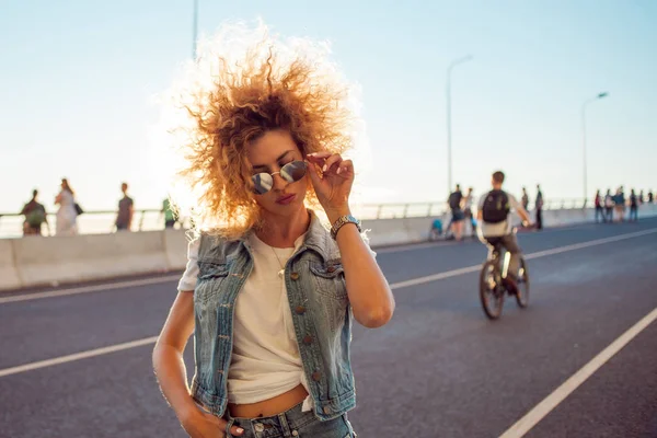 Belle et joyeuse jeune femme aux cheveux luxuriants, en plein air — Photo