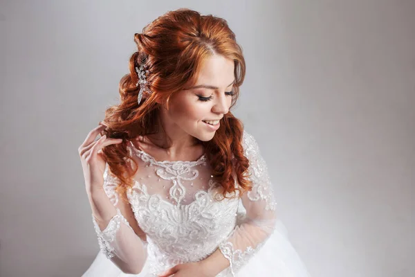 Retrato de uma noiva de cabelos vermelhos encantadora, Estúdio, close-up. Penteado de casamento e maquiagem . — Fotografia de Stock