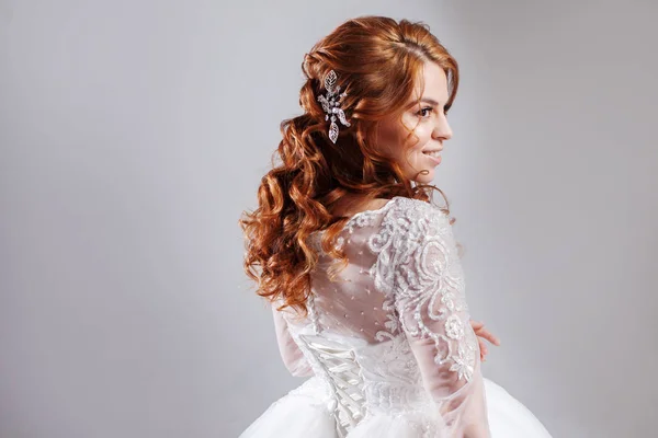 Retrato de uma noiva de cabelos vermelhos encantadora, Estúdio, close-up. Penteado de casamento e maquiagem . — Fotografia de Stock