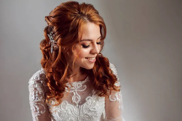 Portréja egy elbűvölő vörös hajú menyasszony, Studio, zár-megjelöl. Esküvői frizura és smink. — Stock Fotó