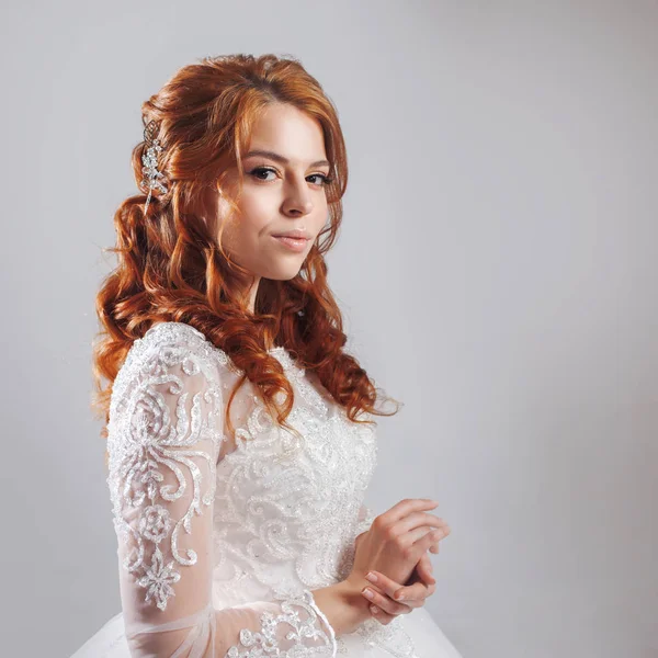 Ritratto di un'affascinante sposa dai capelli rossi, Studio, primo piano. Acconciatura da sposa e trucco . — Foto Stock