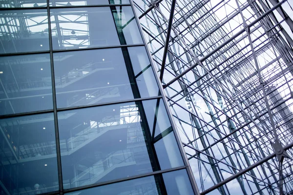 Detalhe da fachada de um edifício moderno, vidro e metal — Fotografia de Stock