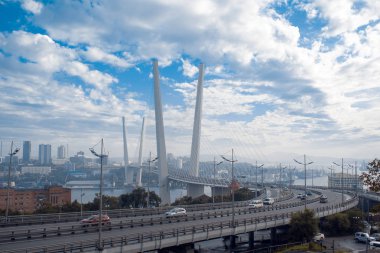 Vladivostok, Rusya - 22 Ağustos 2018: Büyük yol kavşağı, büyük askılı köprü ye giriş. 