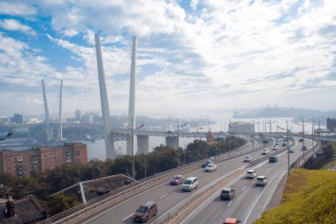 Vladivostok, Rusya - 22 Ağustos 2018: Büyük yol kavşağı, büyük askılı köprü ye giriş. 