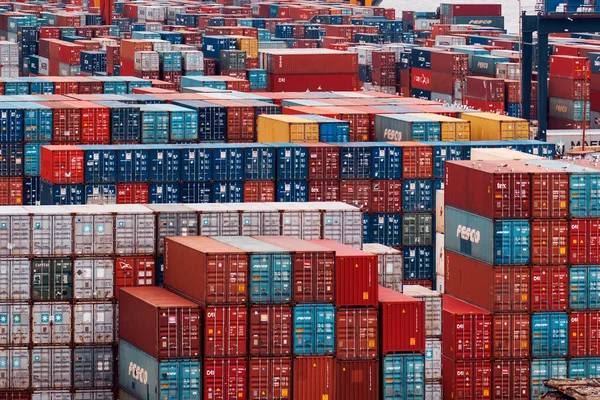 VLADIVOSTOK, RUSSIA - 24 Agustus 2018: Pelabuhan komersial. Tali memindahkan kontainer , — Stok Foto