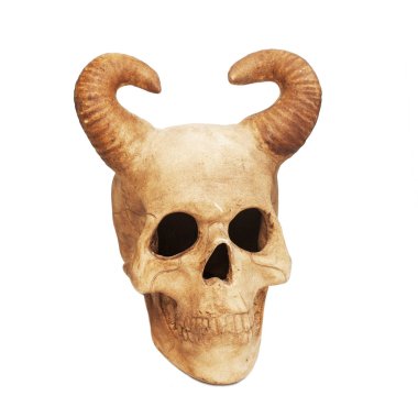 boynuzlu insan kafatası üzerinde beyaz izole