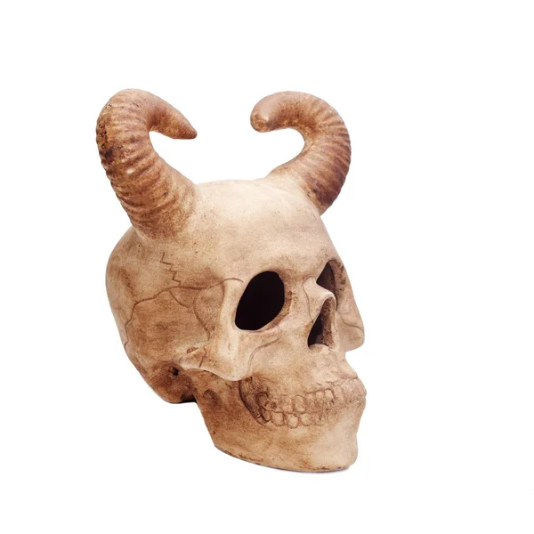 Рогатий людський череп ізольований на білому — стокове фото