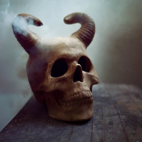 Рогатый человеческий череп в тумане. Хэллоуин тема, пространство для копирования — стоковое фото