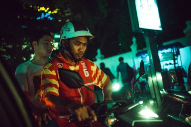 Bangkok, Tayland 2013 Eylül 29: Cadde gece il, şehir, motosiklet ve Bangkok yolda araçların taşıma.