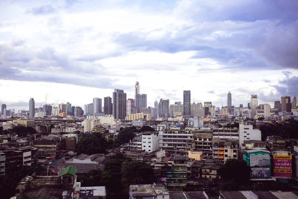 아름 다운 하늘 구름의 배경에서 방콕의 파노라마. 도시 풍경, — 스톡 사진