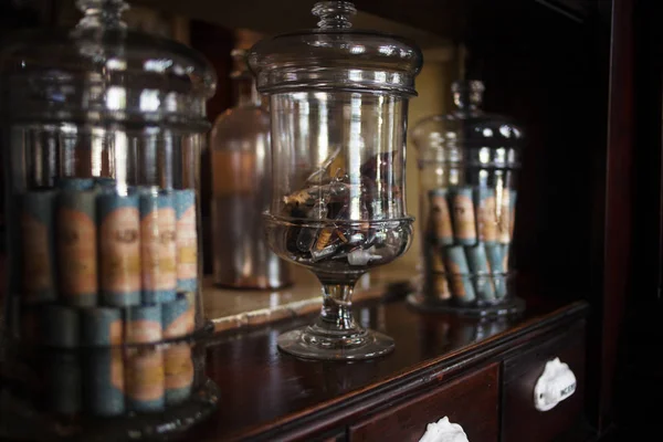 Vieille pharmacie, vitrine. Flacons et flacons anciens contenant différentes substances, médicaments ou liquides sur étagère — Photo