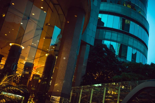 Ciudad nocturna, arquitectura, fachada acristalada del centro de negocios — Foto de Stock