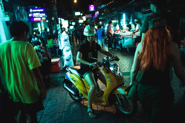 BANGKOK, THAILAND 2013 29 de setembro: Rua cidade noturna, transporte na cidade, motos e carros na estrada de Bangkok . — Fotografia de Stock