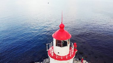 Üstten görünüm deniz feneri duran. Kırmızı çatı ile küçük deniz feneri