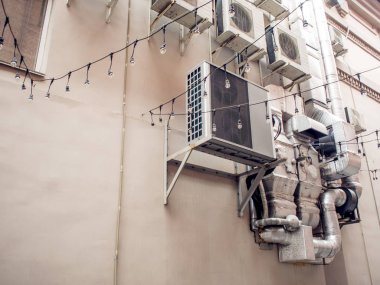  Mühendislik sistemleri ve klima ile yapı duvarına geri. 