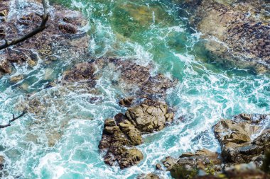 deniz sörf, mavi dalga kayalara çarptı. Kıyı şeridi