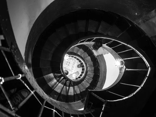 Ancien escalier en colimaçon détruit, photo noir et blanc — Photo