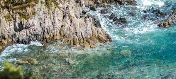 Sarp kayalık uçurum deniz manzarası. Mavi deniz ve kayalık sahil şaşırtıcı görünümü — Stok fotoğraf