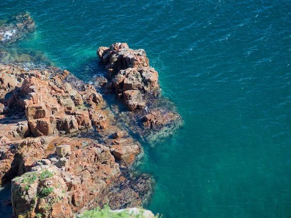 Olas de mar, la ola azul golpea las rocas. Línea costera — Foto de Stock