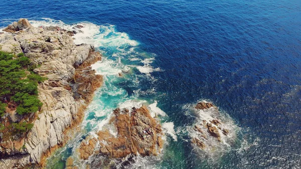 Gyönyörű kilátás nyílik a sziklás parton és a hajó. drone fénykép — Stock Fotó