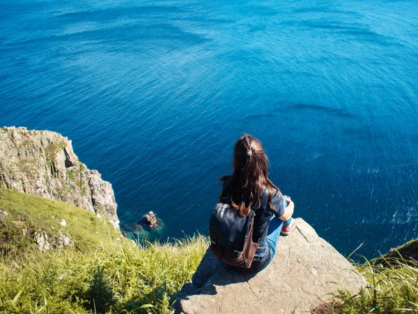 Girl on background of beautiful wildlife, sea — Stock Photo, Image