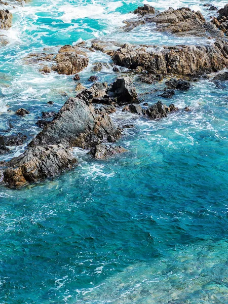 View of steep rocky cliff in the sea. Amazing view of the blue sea and rocky shore — Stock Photo, Image