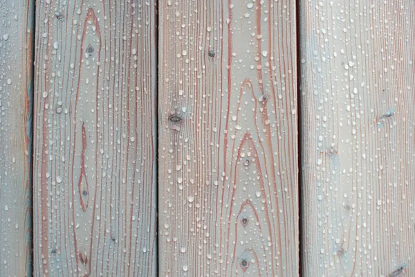 Tekstura deski z jasnego drewna z kropli na powierzchni. Ochrona przed wilgocią dla drewna — Zdjęcie stockowe