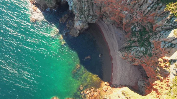 Gyönyörű kilátás a meredek sziklás sziklán a tengerben. Csodálatos kilátás nyílik a kék tengerre és a sziklás parton, a drone fénykép — Stock Fotó