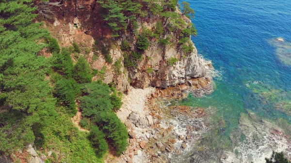Gyönyörű kilátás nyílik a félsziget és egy kis sziklás szigeten. légi fotó — Stock Fotó