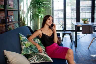 Evet ve gülüyor sevimli güzel kız.