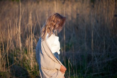 Alanındaki sevimli sevimli kız yaz aylarında. Genç kadın mutlu ve açık havada hissediyorum ücretsiz