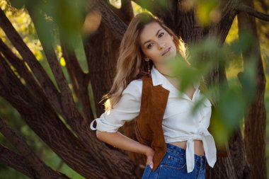 Alanındaki sevimli sevimli kız yaz aylarında. Genç kadın mutlu ve açık havada hissediyorum ücretsiz