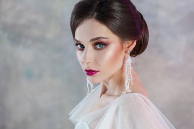 Şık bir saç modeli ile genç zarif esmer gelin portresi