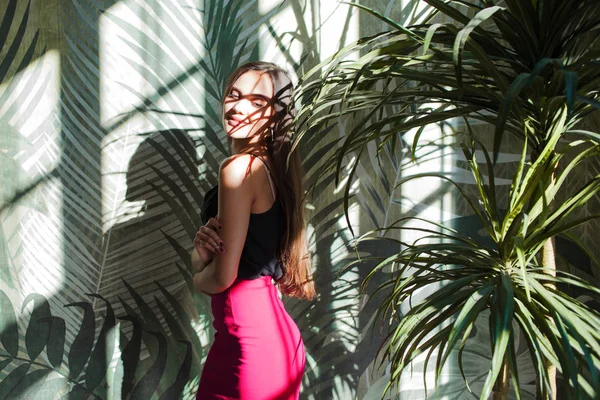 Genç güzel kadın portre iç, gölge