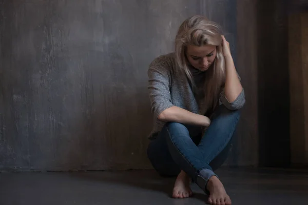 Salud mental. Mujer joven tendida en el suelo — Foto de Stock