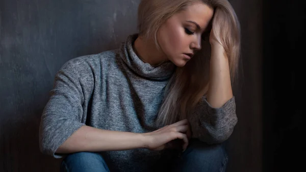 Depressieve vrouw. blond meisje zittend op de vloer, verdriet en depressie — Stockfoto