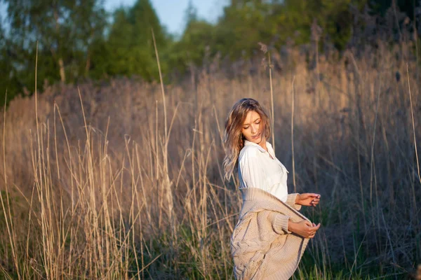 Menina encantadora bonito no verão no campo. Jovem mulher é feliz e se sente livre ao ar livre — Fotografia de Stock