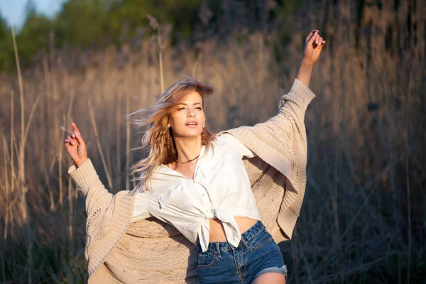 Linda chica encantadora en verano en el campo. Mujer joven es feliz y se siente libre al aire libre —  Fotos de Stock