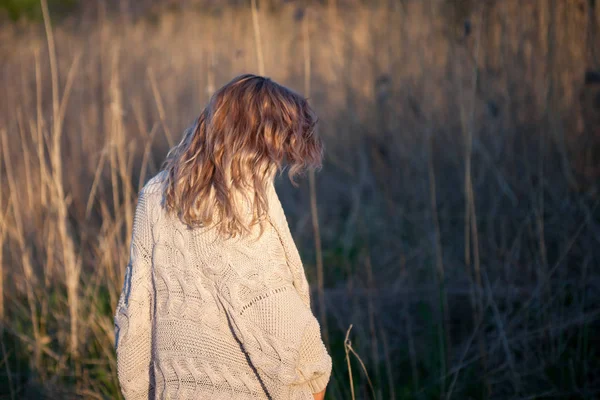 Menina encantadora bonito no verão no campo. Jovem mulher é feliz e se sente livre ao ar livre — Fotografia de Stock