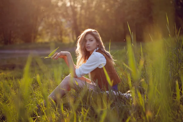 Mulher bonita desfrutando de um piquenique na natureza. Menina sentada na grama, descanso, relaxamento — Fotografia de Stock