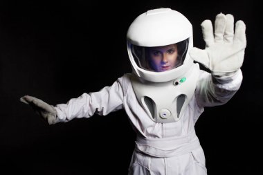 Gelecekten gelen astronot dur diyor. Bir kask içinde genç bir kadın portresi