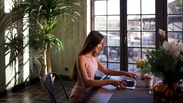 Giovane donna di successo in confortevole ufficio stile loft . — Foto Stock