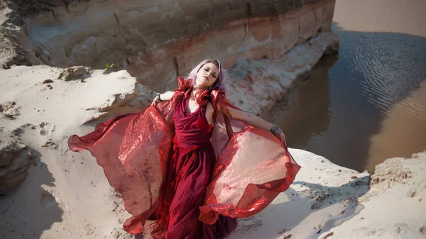 Lady in red. Fiatal gyönyörű nő repülő ruha piros — Stock Fotó