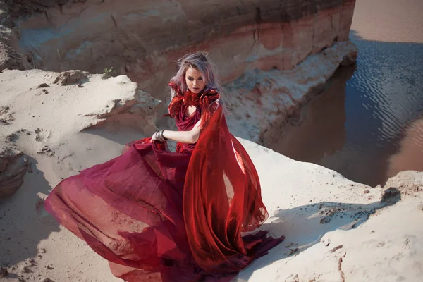 Doamnă în roşu. Tineri femeie frumoasă în rochie roșie care zboară — Fotografie, imagine de stoc