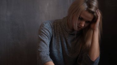 Depresyon, istismar. Elle başında oturan kadın
