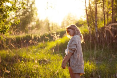 Alanındaki sevimli sevimli kız yaz aylarında. Genç kadın mutlu ve açık havada hissediyorum ücretsiz