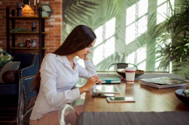 Loft tarzı şık bir ofiste çalışan genç güzel kadın